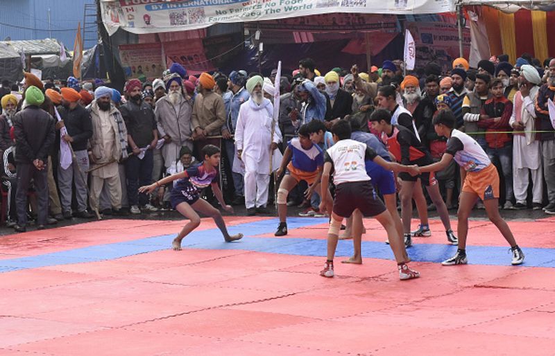 विरोध प्रदर्शन के दौरान सिंघू सीमा पर बारिश के दौरान कबड्डी मैच का भी आयोजन किया गया। दरअसल, किसानों के साथ उनकी पत्नी और बच्चे भी आए हुए हैं। ऐसे में मनोरंजन के लिए समय समय पर धरना स्थल पर ही ऐसे खेल आयोजित करते रहते हैं।
