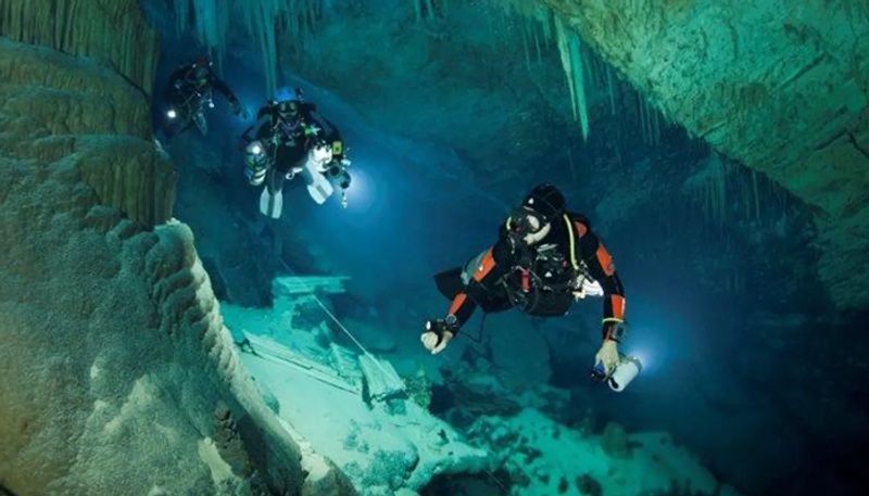 <p><strong>केव डाइविंग(Cave Diving)</strong><br />
इसमें समुद्र या अन्य जलस्त्रोत के नीचे बनीं गुफाओं के अंदर डाइविंग की जाती है। इन गुफाओं में क्या-क्या खतरा हो सकता है, किसी को पता नहीं होता।</p>
