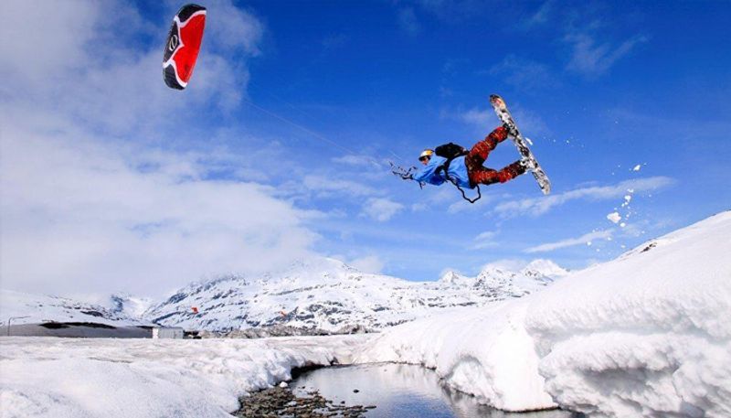 <p><strong>काइट स्कीइंग(Kite skiing)</strong><br />
इसमें बर्फ पर स्कीइंग की जाती है। साथ ही इसमें आपको पैराशूटनुमा एक पतंग से आपको बांधकर रखा जाता है। यानी पतंग हवा के बहाव से जिस दिशा में उड़ेगी, आप भी उसी दिशा में जाएंगे। </p>
