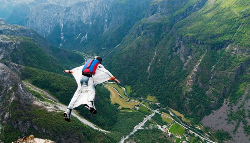 <p><strong>विंगसूट फ्लाइंग(Wingsuit Flying)</strong><br />
 इसमें विंगसूट पहनकर किसी ऊंची पहाड़ी से छलांग लगाई जाती है। इसमें आप किसी परिंदे की तरह उड़ते हैं। लेकिन इस खेल में शामिल होने से पहले 200 स्काई डाइविंग का अनुभव जरूरी है।<br />
 </p>
