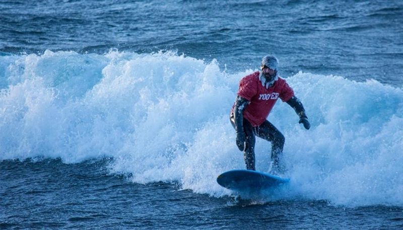 <p><strong>टो-इन सर्फिंग(Tow in Surfing)</strong><br />
समुद्र की लहरों में पांव रखने पर ही डर लगने लगता है, ऐसे में उन पर सर्फिंग करने की हिम्मत हर किसी में नहीं होती। इसमें जेट स्की की मदद से सर्फिंग की जाती है।<br />
 </p>
