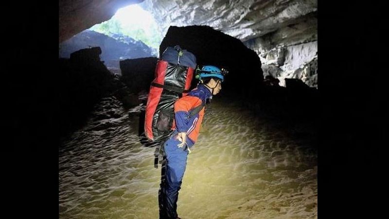 <p>सोन डोंग गुफा घने जंगल के बीच स्थित है। यह गुफा 2013 में दुनिया के लिए खोली गई थी। इसमें भूमिगत भूलभुलैया हैं। माना जा रहा है कि ये गुफा लाखों साल पहले अस्तित्व में आई थी।</p>
