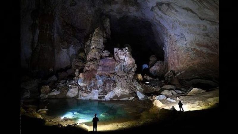 <p>सोन डोंग गुफा की लंबाई 9 किमी है। इसमें छोटी-बड़ी मिलाकर करीब 150 गुफाएं मौजूद हैं। गुफा में जंगल और नदियां हैं। यानी एक पूरी दुनिया इन गुफाओं में समाई हुई है।</p>

