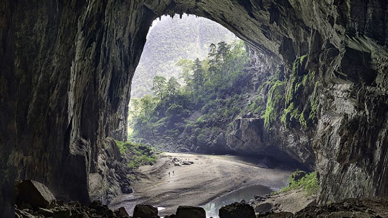 <p>इस गुफा में पर्यटकों को ले जाने वाले गाइड हो मिन्हा बताते हैं कि गुफा का ईको सिस्टम और मौसमी पैटर्न बाहरी दुनिया से एकदम अलग है। इस गुफा का कुछ हिस्सा 2013 में पर्यटकों के खोला गया था।</p>
