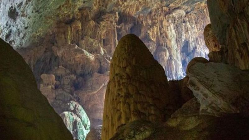 <p>2009 में ब्रिटेन से कुछ शोधार्थी गुफा के रहस्यों का पता लगाने आए थे। इस गुफा में ऑक्सालिक ट्रैवल कंपनी पर्यटकों को लेकर जाती है।<br />
<em><strong>(फोटो साभार- AFP)</strong></em></p>
